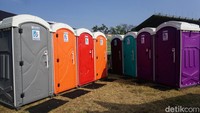 Ada 9 toilet portabel sudah tersedia di belakang panggung bersama dengan para stand-stand.