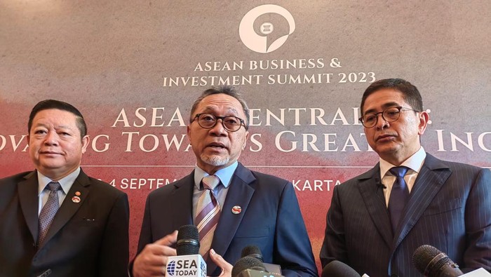 Menteri Perdagangan Zulkifli Hasan, Ketua Kadin Arsjad Rasjid dan Sekjen ASEAN Kao Kim Hourn