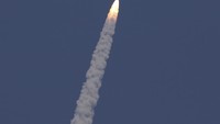 Para ilmuwan berharap dapat mempelajari lebih lanjut tentang dampak radiasi Matahari pada ribuan satelit di orbit, jumlah tersebut bertambah seiring keberhasilan usaha seperti jaringan komunikasi Starlink SpaceX milik Elon Musk. (AP Photo/R. Parthibhan)