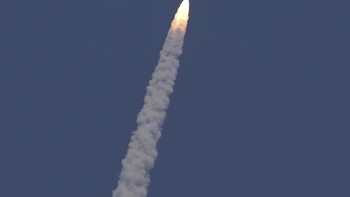 Misi ini bertujuan mempelajari angin Matahari yang dapat menyebabkan gangguan di Bumi, biasa disebut sebagai aurora. Foto: AP/R. Parthibhan