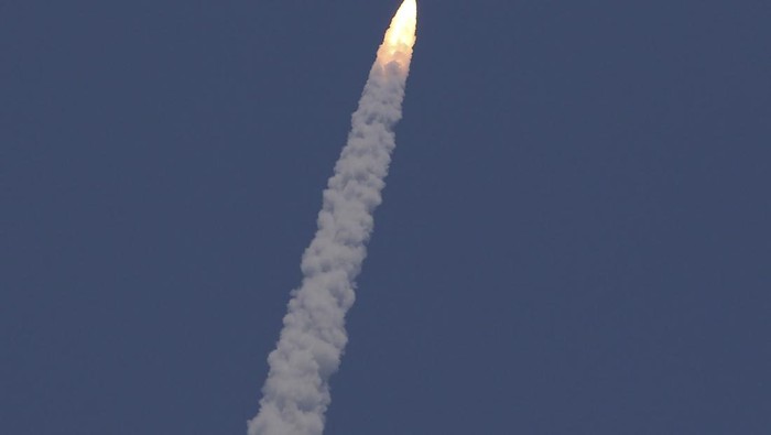 Misi India ke Matahari India's Aditya-L1 spacecraft travels after it was launched from the Satish Dhawan Space Centre in Sriharikota, India, Saturday, Sept. 2, 2023. India launched its first space mission to study the sun on Saturday, less than two weeks after a successful uncrewed landing near the south polar region of the moon. (AP Photo/R. Parthibhan)