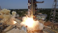 Tampak dalam siaran langsung di situs ISRO, roket tersebut meninggalkan jejak asap dan api, dan para ilmuwan yang terlibat dalam misi tersebut bertepuk tangan. Siaran tersebut ditonton oleh lebih dari 860 ribu penonton, dan ribuan warga India berkumpul tempat nonton bareng di dekat lokasi peluncuran untuk melihat peluncuran wahana tersebut. (AP Photo/R. Parthibhan)  