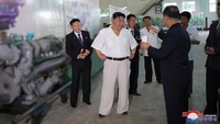 Dalam kunjungannya, Kim Jong Un terlihat santai mengenakan kemeja putih dipadu dengan celana panjang berwarna krem.