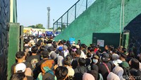 Pintu masuk menuju body checking dan barang bawaan penonton ke dalam stadio 