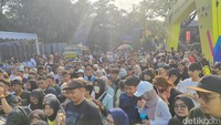Antrean penonton yang akan memasuki Stadion Siliwangi untuk menonton konser