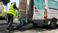 Seorang pekerja memindahkan sejumlah skuter listrik di Paris, Prancis, usai larangan yang berlaku per September 2023.