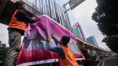 100 Tiang Monorel di Jl Rasuna Said Ditutup Spanduk KTT ASEAN