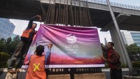 Pemasangan banner pada 100 tiang monorel mangkrak tersebut dilakukan guna menyambut penyelenggaraan KTT ke-43 ASEAN.
