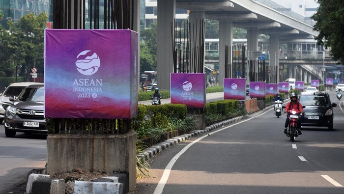 Petugas memasang banner KTT ASEAN di tiang monorel di Jalan Rasuna Said, Jakarta, Minggu (3/9/2023). Pemasangan banner pada 100 tiang monorel mangkrak tersebut dilakukan guna menyambut penyelenggaraan KTT ASEAN ke-43 yang digelar pada 5-7 September 2023 di Jakarta. ANTARA FOTO/Indrianto Eko Suwarso/YU