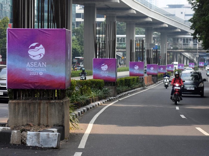 Petugas memasang banner KTT ASEAN di tiang monorel di Jalan Rasuna Said, Jakarta, Minggu (3/9/2023). Pemasangan banner pada 100 tiang monorel mangkrak tersebut dilakukan guna menyambut penyelenggaraan KTT ASEAN ke-43 yang digelar pada 5-7 September 2023 di Jakarta. ANTARA FOTO/Indrianto Eko Suwarso/YU