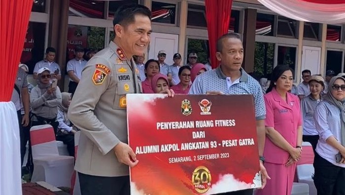 Pemberian secara simbolis hibah renovasi fitness center Akpol