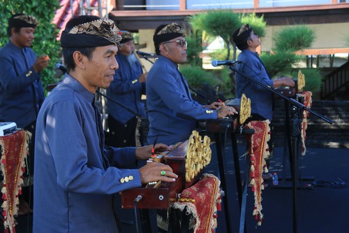 Pementasan alat musik Mandolin Pupuan oleh Sanggar Seni Bungsil Gading di Festival Tanah Lot IV 2023 beberapa bulan lalu. (chairul amri simabur/detikBali)