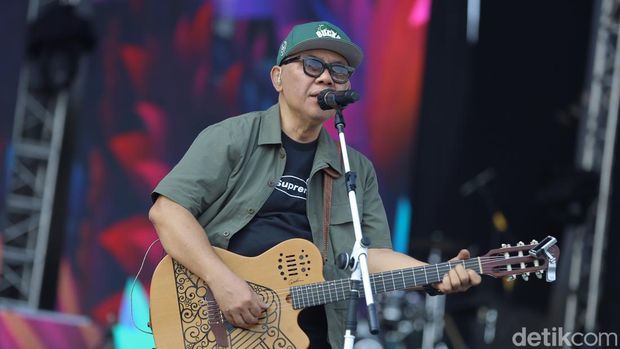 Penampilan Doel Sumbang di Konser West Java Festival 2023 di Stadion Siliwangi, Kota Bandung, Minggu (3/9/2023).