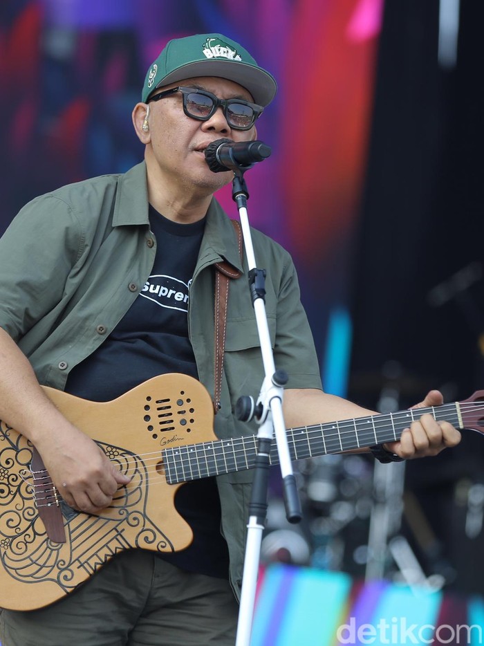 Penampilan Doel Sumbang di Konser West Java Festival 2023 di Stadion Siliwangi, Kota Bandung, Minggu (3/9/2023).