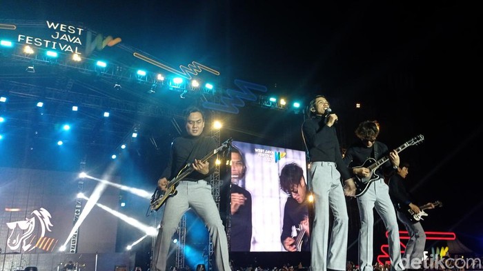 Penampilan The Changcuters di Konser West Java Festival 2023 di Stadion Siliwangi, Kota Bandung, Minggu (3/9/2023).