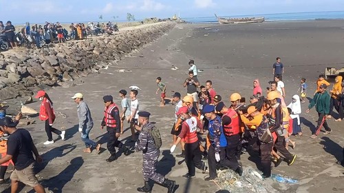 Petugas SAR Gabungan saat melakukan evakuasi jenazah korban yang terseret arus di Pesisir Pantai Pengambengan, Kecamatan Negara, Kabupaten Jembrana, Minggu (3/9/2023).