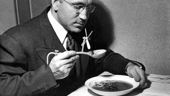 Sebuah sendok yang diperkenalkan tahun 1948 ini dilengkapi kipas pendingin yang berguna jika menyantap makanan panas. Foto: Vintages  