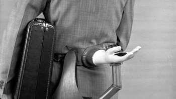 Tidak perlu mengacungkan tangan untuk meminta uang tips dengan penemuan pada tahun 1955 ini. Foto: Vintages  