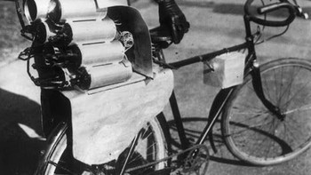 Sepeda yang dibekali tenaga roket agar bisa melesat cepat dipamerkan pada tahun 1931. Foto: Vintages