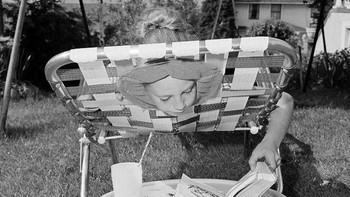 Kursi rebahan yang aneh dengan lubang untuk membaca buku dalam posisi menelungkup ini pernah muncul tahun 1968. Foto: Vintages