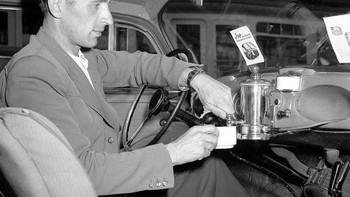 Penyeduh kopi di mobil pernah diperkenalkan pada tahun 1950. Foto: Vintages