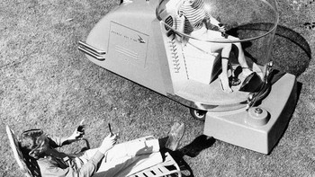 Mesin pemotong rumput yang seakan dari masa depan ini dibuat tahun 1957. Ada kabinnya seperti di mobil lengkap dengan AC dan radio, serta pendingin minuman. Foto: Vintages  