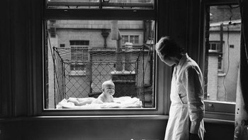 Semacam tempat untuk bayi, tapi malah seperti kandang dengan ruangan terbatas. Penemuan ini muncul di tahun 1937. Foto: Vintages  
