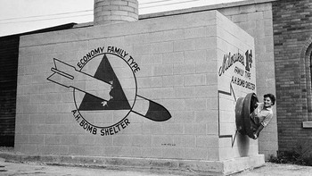 Pada tahun 1958, dipamerkan tempat penampungan ekonomis ini yang berguna melindungi jika ada bencana bom yang bisa memuat 20 orang. Foto: Vintages  