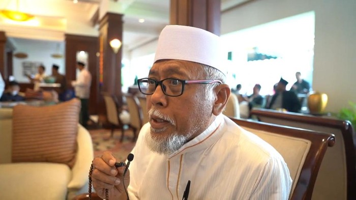 Pengasuh Pondok Pesantren Al Hikmah I, KH Labib Shodiq Suhaimi