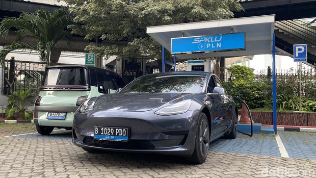 Pengecasan mobil listrik Tesla Model 3