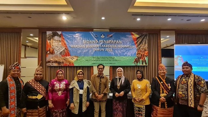 Perwakilan Pemprov Lampung saat menerima penetapan warisan budaya (Foto: Istimewa)