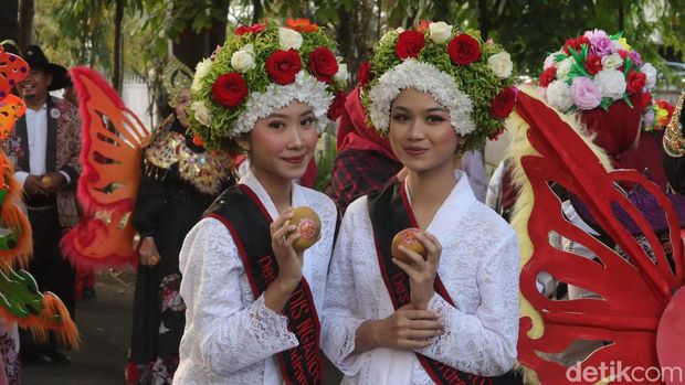 Peserta karnaval West Java Festival 2023.