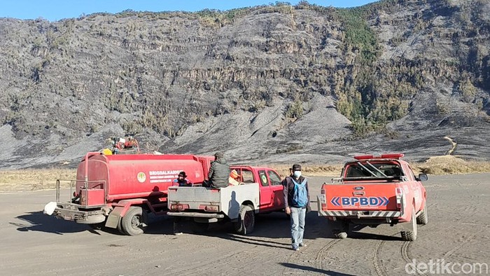 Petugas bersiaga 24 jam usai Gunung Bromo kebakaran