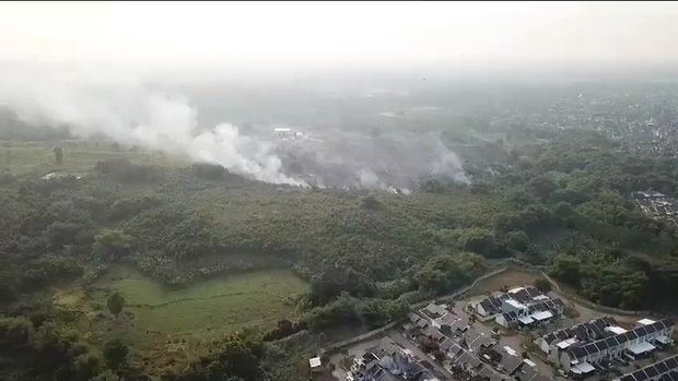 Petugas damkar memadamkan kebakaran lahan di Bogor