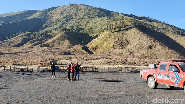 Petugas gabungan terus melakukan patroli di sekitar hutan Gunung Bromo yang terbakar
