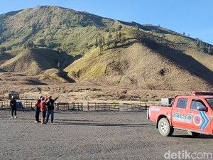 Jalur Wisata Gunung Bromo Kembali Dibuka Usai Kebakaran Padam