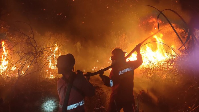Petugas Manggala Agni dan tim gabungan memadamkan api (Foto: Dok Manggala Agni Ogan Ilir)