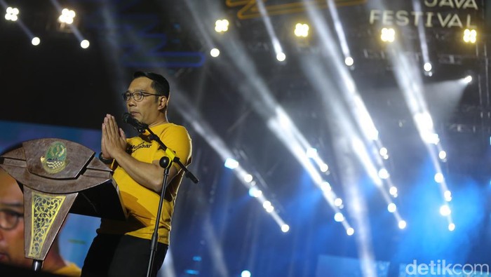 Pidato perpisahan Ridwan Kamil di panggung Konser West Java Festival di Stadion Siliwangi, Kota Bandung, Minggu (3/9/2023).