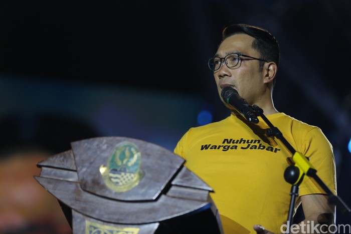 Pidato perpisahan Ridwan Kamil di panggung Konser West Java Festival di Stadion Siliwangi, Kota Bandung, Minggu (3/9/2023).