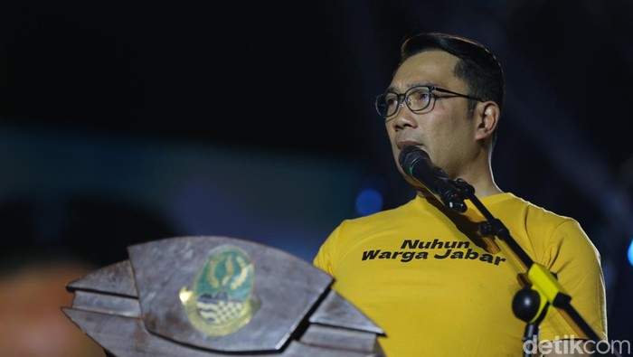 Pidato perpisahan Ridwan Kamil di panggung Konser West Java Festival di Stadion Siliwangi, Kota Bandung, Minggu (3/9/2023).
