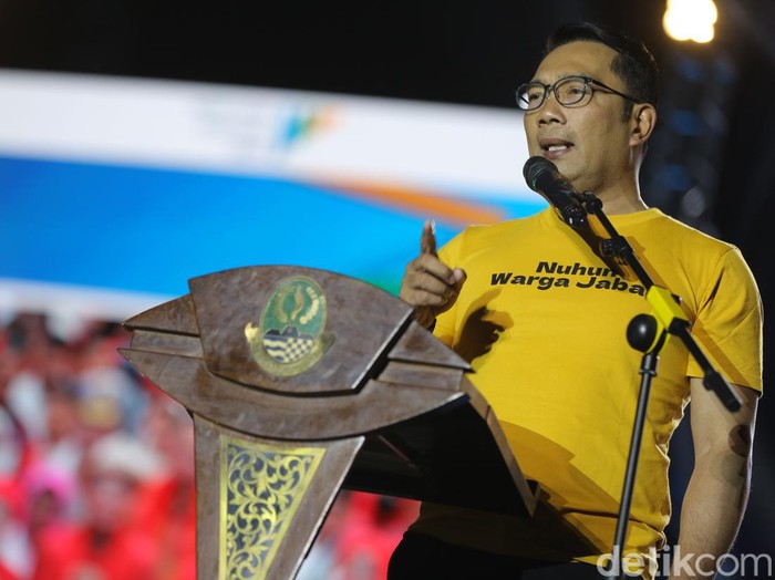 Pidato perpisahan Ridwan Kamil di panggung Konser West Java Festival di Stadion Siliwangi, Kota Bandung, Minggu (3/9/2023).