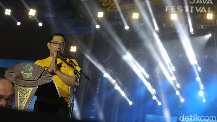 Pidato perpisahan Ridwan Kamil di panggung Konser West Java Festival di Stadion Siliwangi, Kota Bandung, Minggu (3/9/2023).