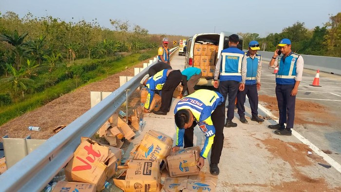 Pikap muat arak terguling di Tol Nganjuk