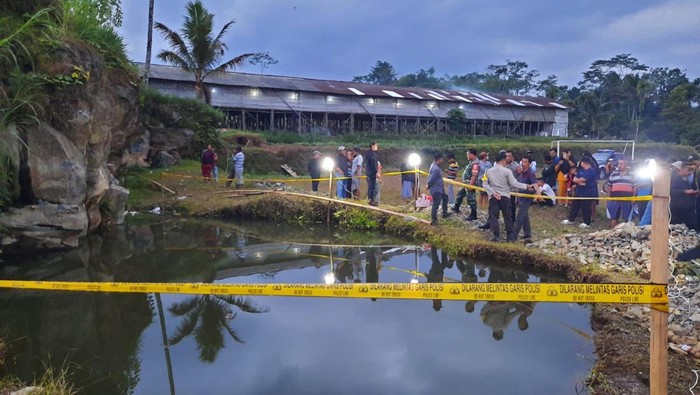 Polisi memasang garis polisi di kubangan bekas galian batu yang menyebabkan tiga remaja tewas di Desa Limpakuwus, Kecamatan Sumbang, Kabupaten Banyumas, Minggu (3/9/2023)