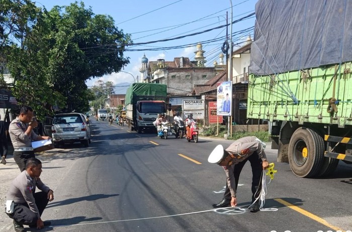 Polisi olah TKP lokasi bule Rumania tewas di Gerung Lombok Barat. Foto: Humas Polres Lombok Barat. (IST)