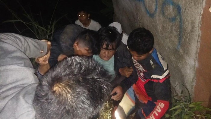 Proses evakuasi pemotor masuk jurang di Jalur Puncak Bogor