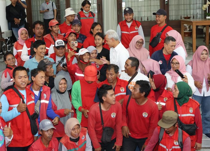 Puluhan penyapu jalan mendatangi rumah dinas Gubernur Jawa Tengah Ganjar Pranowo pada Minggu (3/9/2023).