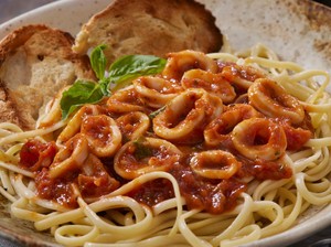 Resep Fettuccine Saus Cumi Tomat yang Mulur Segar Untuk Makan Malam