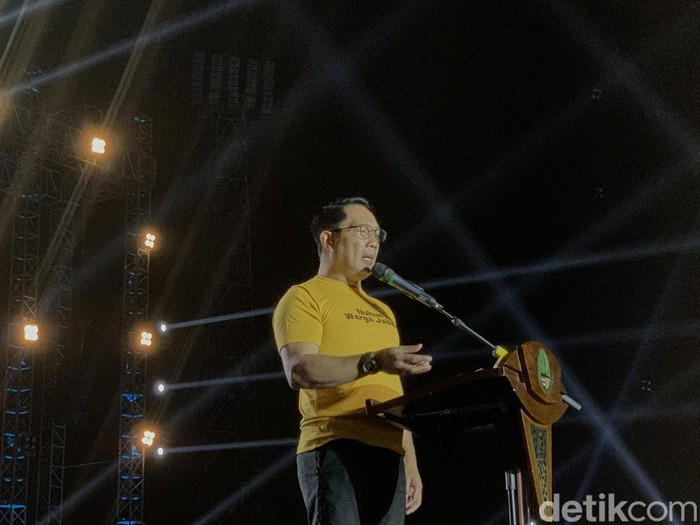 Ridwan Kamil dalam konser West Java Festival 2023 di Stadion Siliwangi, Kota Bandung, Minggu (3/9/2023) malam.