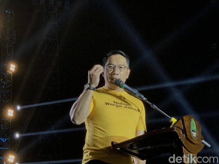 Ridwan Kamil dalam konser West Java Festival 2023 di Stadion Siliwangi, Kota Bandung, Minggu (3/9/2023) malam.